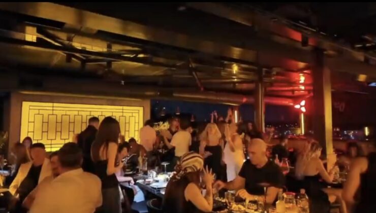 Komedi Arenası’ndan Kahkaha Dolu Başlangıç:”Eşref Saati mi? Eşşek Saati mi?” Büyük İlgi Gördü