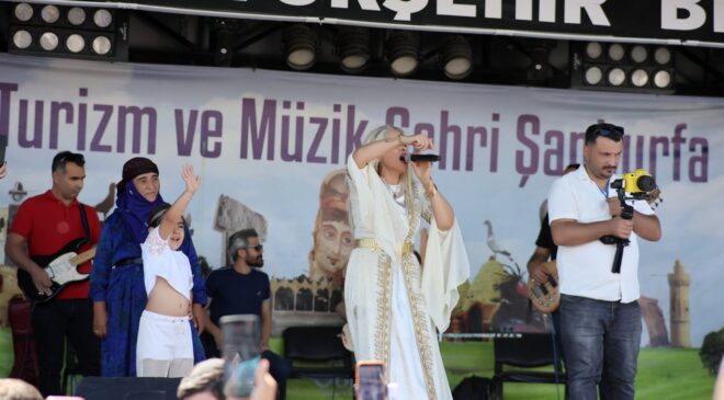 Ayşegül Zaim, Güçlü Sesi ve Enerjisiyle Karacadağ’da Sahneye Damga Vurdu!